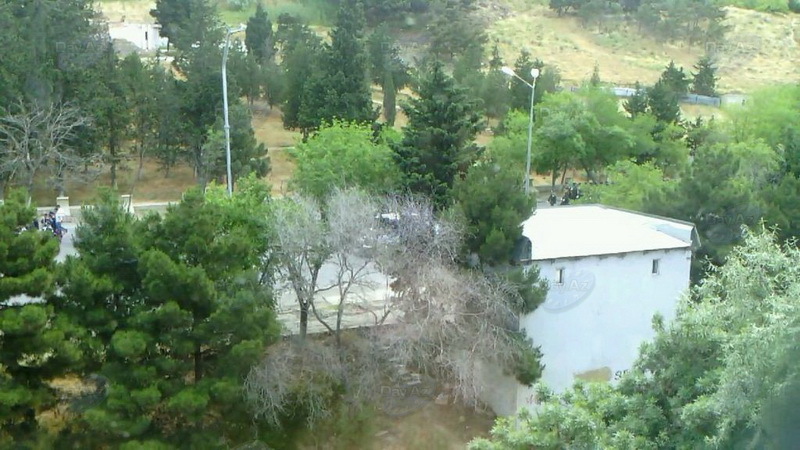 Bakıda maşın yumaq üçün yaşıllıq belə məhv edilir -FOTOLAR