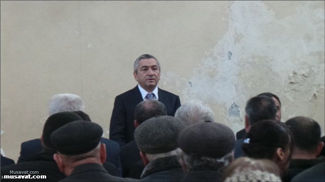Balaxanı sakinləri rüşvətxor məmuru ifşa etdi, icra başçısı onu işdən çıxardı - VİDEO