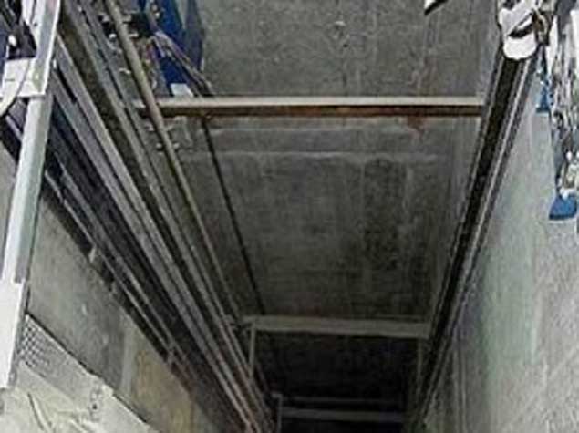 Bakıda köhnə zavod binasında lift qırıldı, xəsarət alanlar var