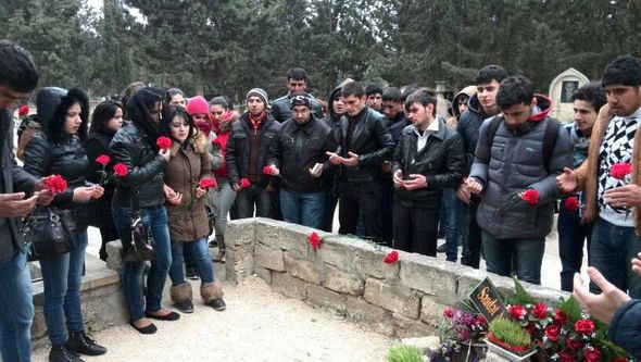 Fanatları Hüseyn Dəryanın qəbri üstünə axın etdilər –  FOTO