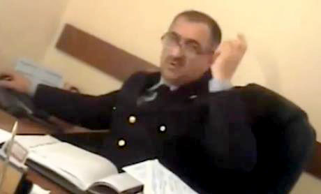 Azərbaycanda polis rəisi rüşvət aldığı yerdə görüntüləndi -  VİDEO 