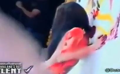 Bu qız canlı yayımda sinəsini çıxardıb şəkil çəkdi –  VİDEO 