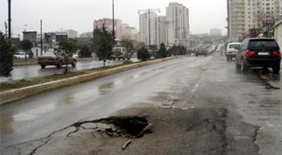 Bakının əsas prospektində yol çökdü