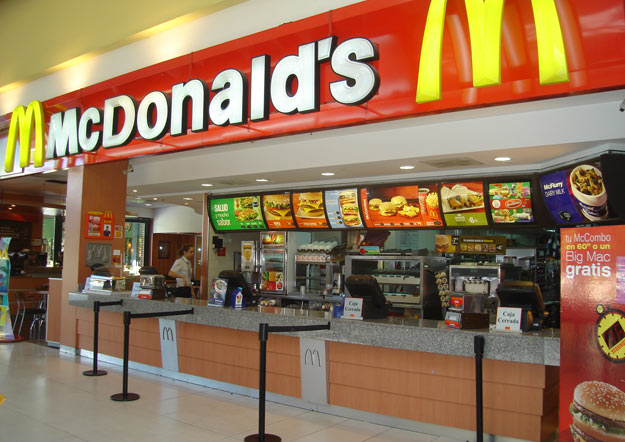 Bakıda müştərisi ‘McDonalds’ı məhkəməyə verdi -  50 min təzminat istəyir