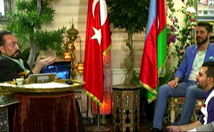 Adnan Oktar haqqında yazılanlardan sonra verilişinə Azərbaycan bayrağı ilə çıxdı -  VİDEO 