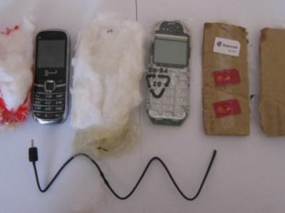 Məhkum qardaşının yanına gələn bacının corabından telefon çıxdı