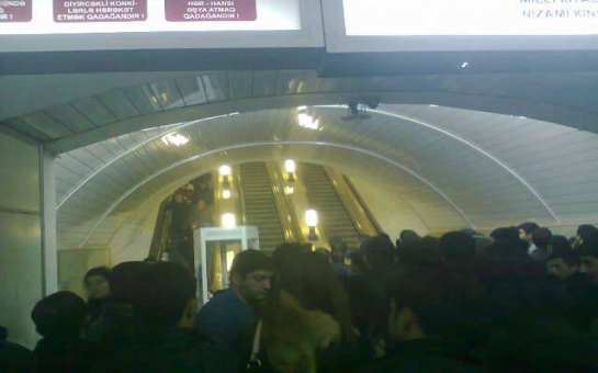 Bakı metrosunda yenə problem yaşandı -  VİDEO