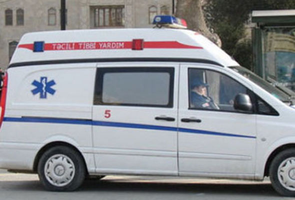 Bakıda kişinin başına göydən daş düşdü