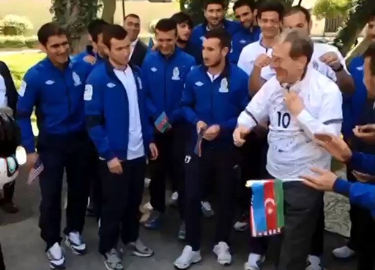 ABŞ səfiri Azərbaycan formasını geyinib millimizlə şəkil çəkdirdi -  VİDEO 