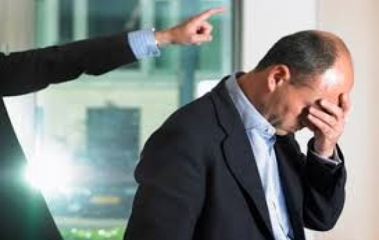 Azərbaycanda oğlu əxlaqsızlıq edən direktor işdən çıxarıldı