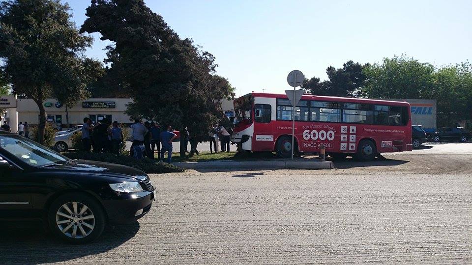 Bakıda sərnişin avtobusu ağaca belə çırpıldı –  FOTOLAR 
