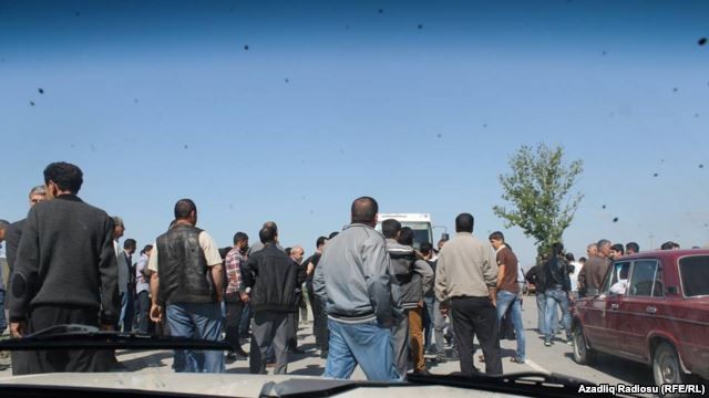 Binəqədi sakinləri Bakı-Sumqayıt yolunu bağladılar