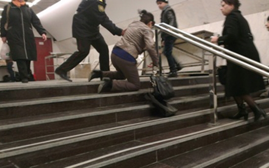 Bakı metrosunun eskalatorunda qadınlar əlbəyaxa oldular