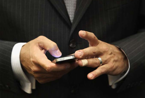 Bakıda Ali məktəblərin birində mobil telefon qadağan edildi