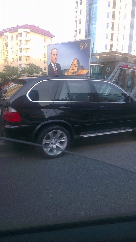 Bakıda sürücü ‘BMW-X5’i belə aşırdı -  FOTOLAR 