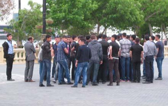 Bakı bulvarında 22 yaşlı oğlan iki bacını döydü