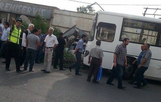Avtobus avtomobilləri bir-birinə belə yapışdırdı -  VİDEO 