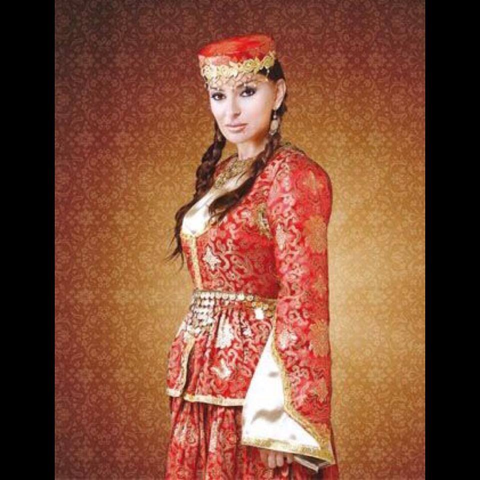 Mehriban Əliyeva milli geyimdə - FOTO