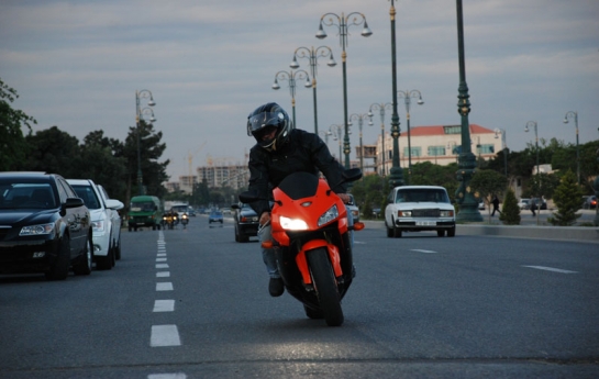 Bu da Bakının “avtoş” motosikletçisi- - VİDEO
