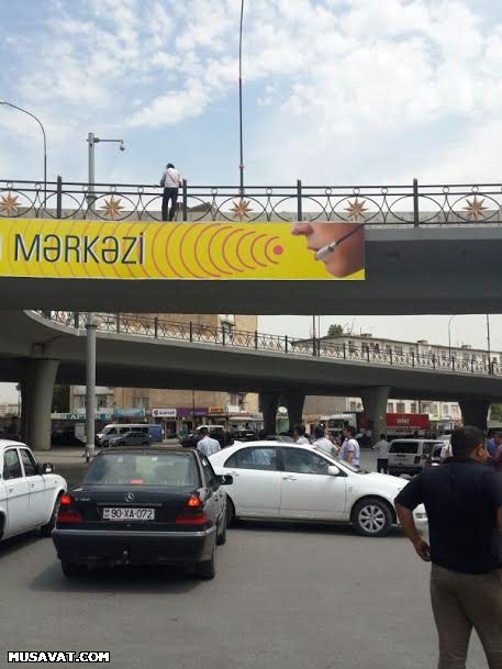 Bakıda kişi boğazına kəndir keçirib özünü asmaq istədi - FOTOLAR