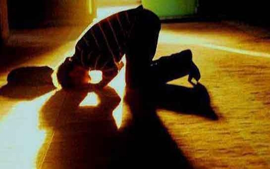 Namaz qılan adama salam veriləndə cavabını verməlidirmi?
