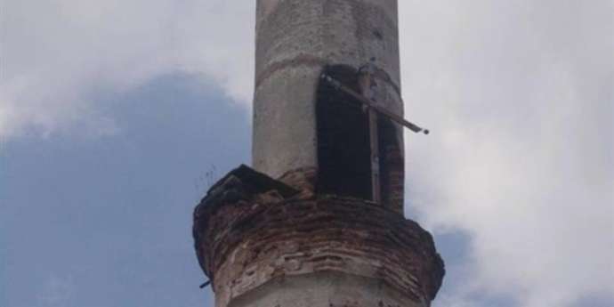 Məscidin minarəsindən xaç asdılar- FOTO