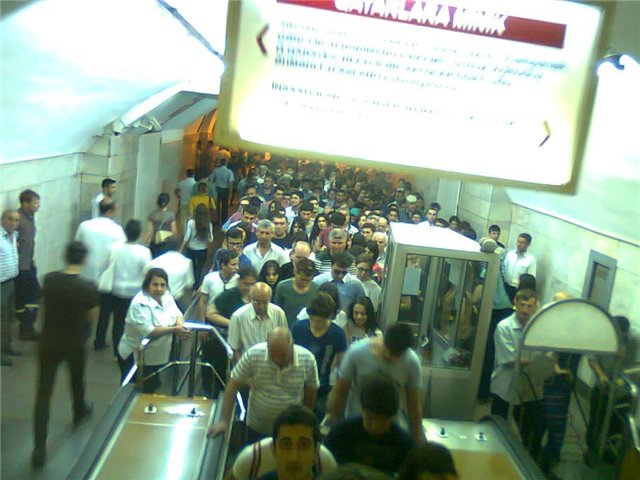 Bakı metrosunda təşviş -  FOTOLAR 