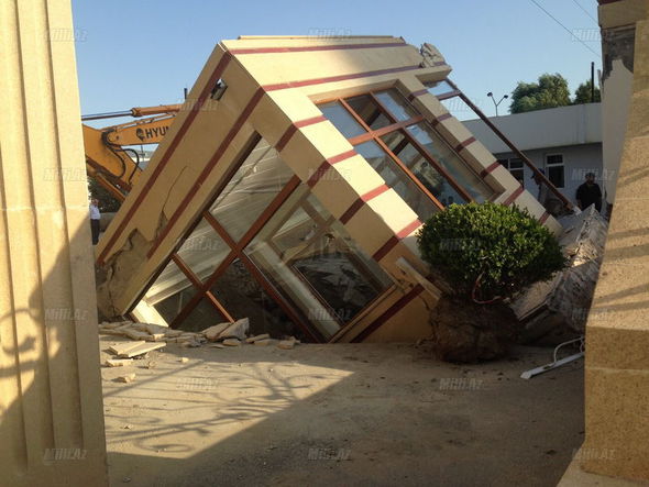 Bakıda çörək zavodunun ərazisində torpaq çökdü - FOTO - VİDEO