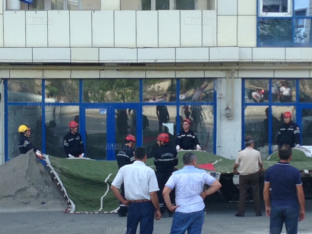 Bakıda kişi özünü öldürmək üçün binanın damına çıxıb - FOTOLAR