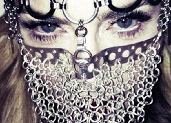 Madonna hicab geyib selfi çəkdirdi- FOTO
