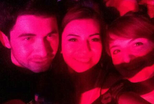Azərbaycanlı müğənni erməni ilə “selfie” çəkdirdi - FOTO
