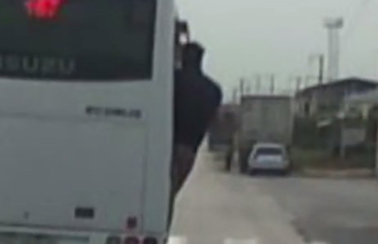 Avtobus sürücüsü sərnişinləri ölümə aparır - VİDEO