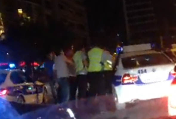 Bakının mərkəzində vətəndaş yol polisləri ilə əlbəyaxa oldu - VİDEO