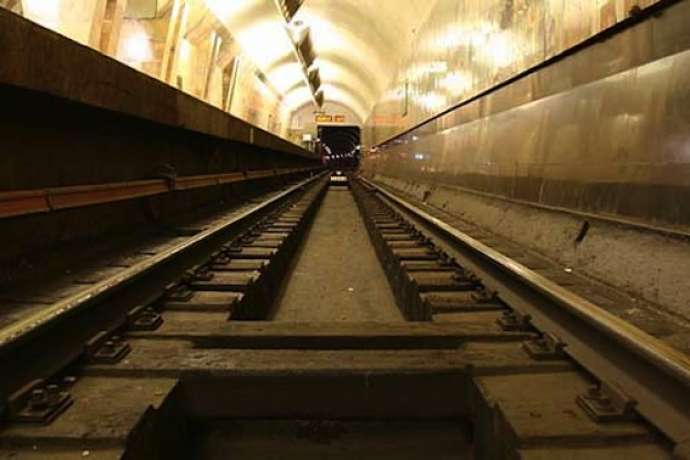 Bakı metrosunda sərnişin özünü qatarın altına atdı