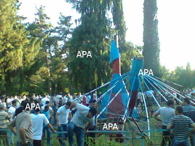 Azərbaycanda attraksion aşdı -Yaralananlar var - FOTO