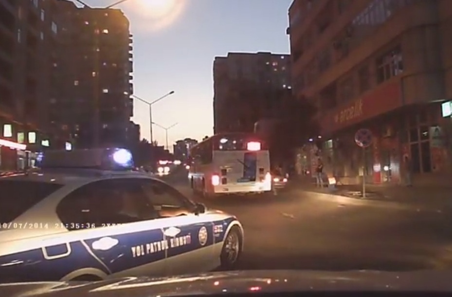 Bakıda yol polisi qanunu pozaraq qəza vəziyyəti yaratdı – VİDEO