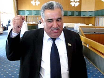 Əhəd Abıyev və oğlu intihar xəbərini yayanları dəniz kənarına söhbətə çağırdılar