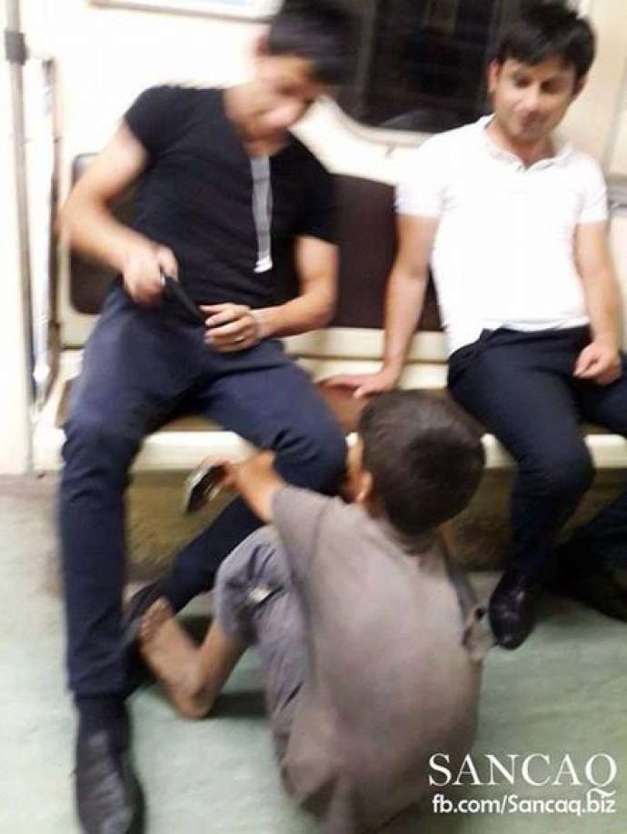 Bakı metrosunda dilənçi biabırçılığı -  FOTO 