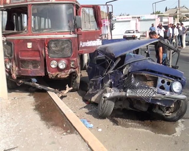 Avtobus 011-i parçaladı - FOTO