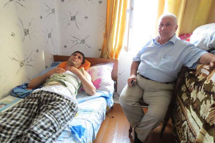 ‘General dedi ki, mətbuata-filana müsahibə vermə’ - Oğlu ölümcül hala salınan ata
