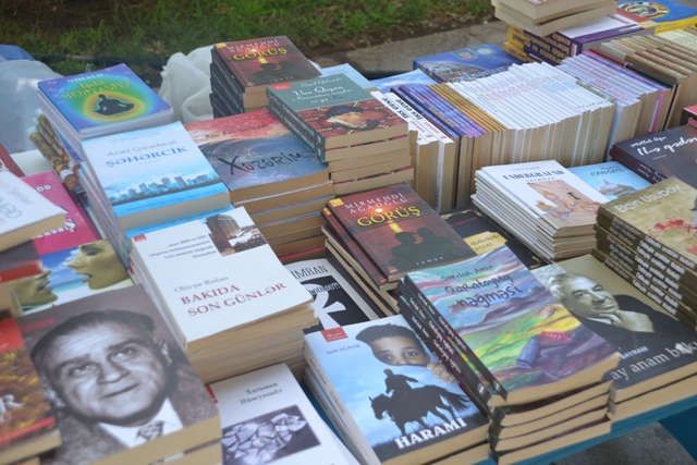 Bakıda 15 min kitab satışa çıxarıldı –  şəhərin mərkəzində 