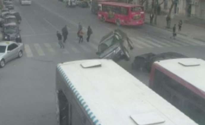 Bakıda ‘Prado’ yolun ortasında belə aşdı - VİDEO