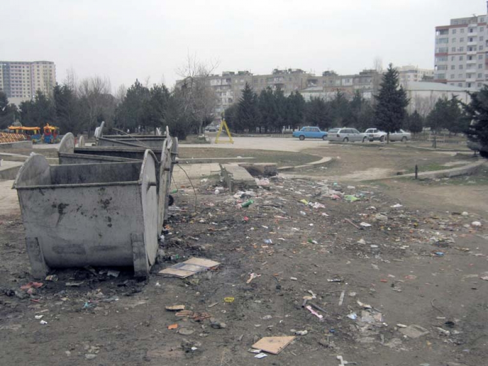 Bakıda Heydər Əliyevin adını daşıyan park baxımsızlıqdan ‘bomj’ların evinə çevrilib – VİDEO