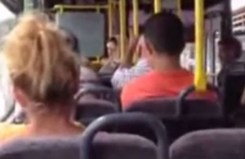Bakıda avtobusda qadın özünü apara bilmədi - VİDEO