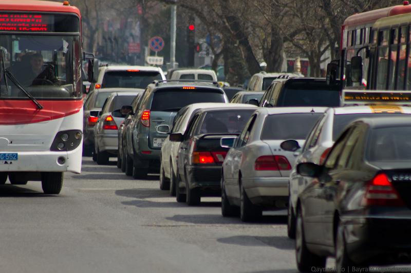 Nərimanovda yol qəzası tıxac yaratdı