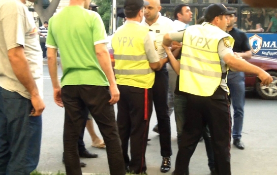 Azərbaycanda polislə vətəndaşın əlbəyaxa davası – Video