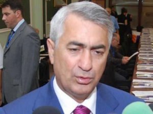 Cavid Qurbanov özünə otel tikmək üçün bir ailənin evini yıxır