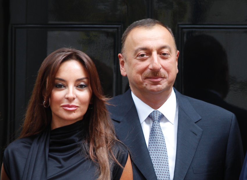 Prezident İlham Əliyev xanımını belə təbrik etdi - FOTO