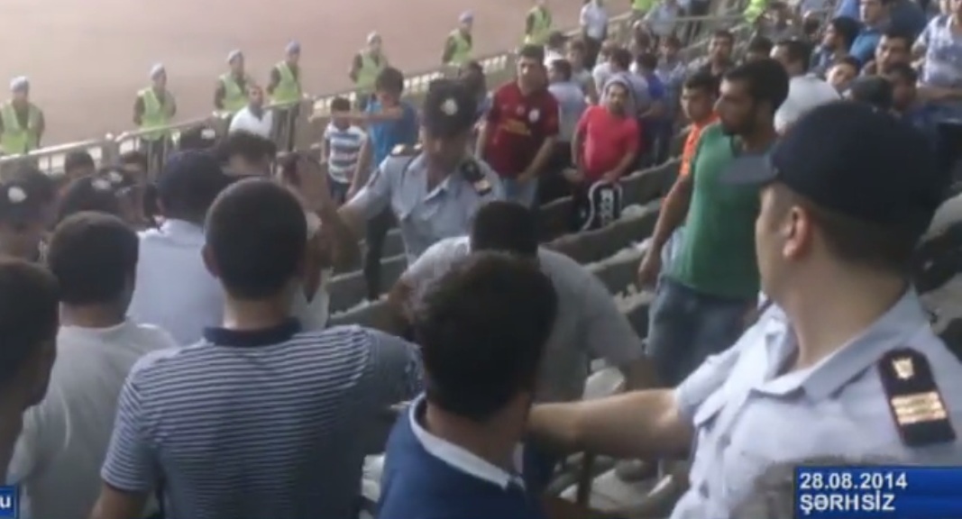 ‘Neftçi’-‘Partizan’ oyununda polislərlə azarkeşlər arasında dava düşdü - VİDEO
