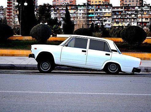 ‘07’ yolun kənarında dayanan iki qadını vurub